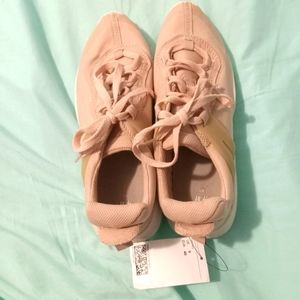 🩷 NWT H&M Womens Pale Sneakers Size 9 Casual Lunch Date Picnic